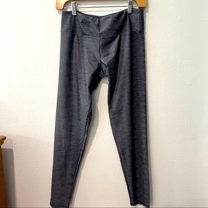 Onzie yoga leggings gray snake skin pattern print size M/L